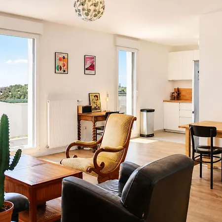 2 Bedrooms With Balcony Lägenhet
