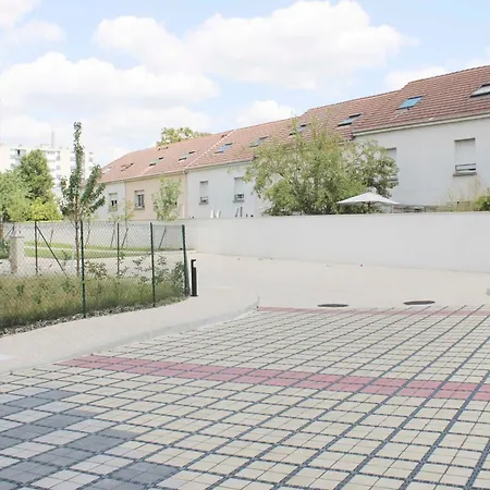 Lägenhet 2 Bedrooms With Balcony Aubervilliers